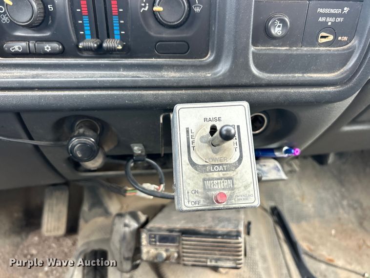 image for item ET3071 2005 Chevrolet Silverado 3500 flatbed pickup truck