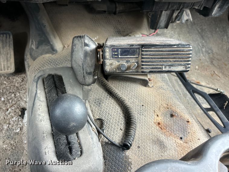 image for item ET3071 2005 Chevrolet Silverado 3500 flatbed pickup truck