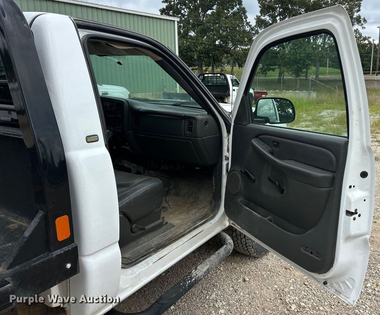 image for item ET3071 2005 Chevrolet Silverado 3500 flatbed pickup truck