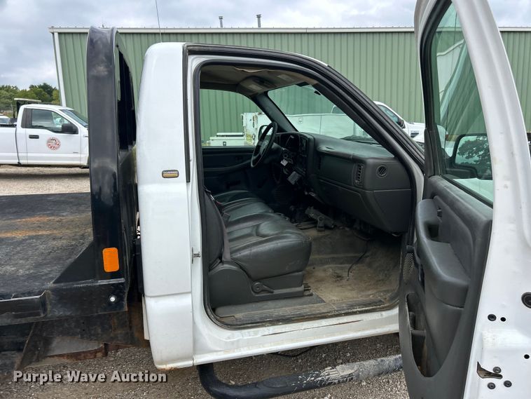 image for item ET3071 2005 Chevrolet Silverado 3500 flatbed pickup truck