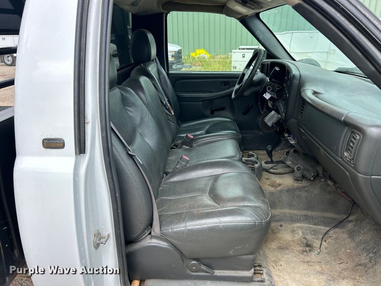 image for item ET3071 2005 Chevrolet Silverado 3500 flatbed pickup truck