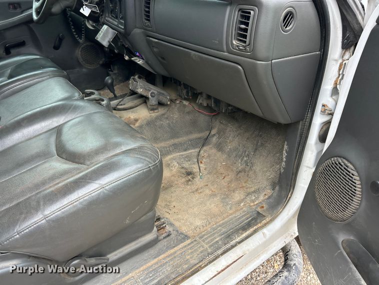 image for item ET3071 2005 Chevrolet Silverado 3500 flatbed pickup truck