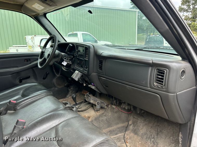 image for item ET3071 2005 Chevrolet Silverado 3500 flatbed pickup truck