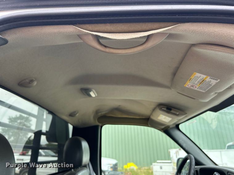 image for item ET3071 2005 Chevrolet Silverado 3500 flatbed pickup truck