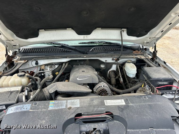 image for item ET3071 2005 Chevrolet Silverado 3500 flatbed pickup truck