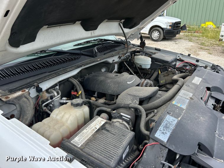 image for item ET3071 2005 Chevrolet Silverado 3500 flatbed pickup truck