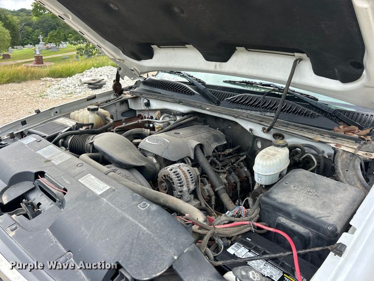 image for item ET3071 2005 Chevrolet Silverado 3500 flatbed pickup truck