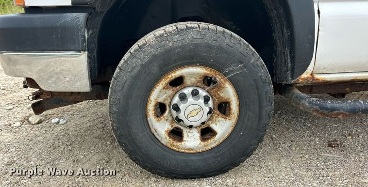 image for item ET3071 2005 Chevrolet Silverado 3500 flatbed pickup truck