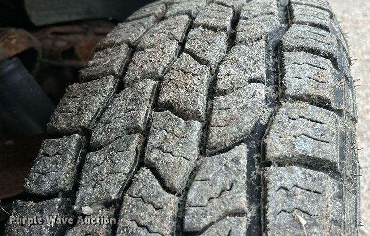 image for item ET3071 2005 Chevrolet Silverado 3500 flatbed pickup truck