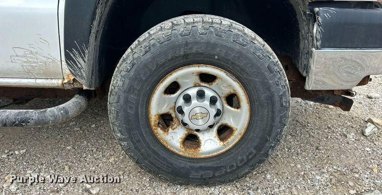 image for item ET3071 2005 Chevrolet Silverado 3500 flatbed pickup truck