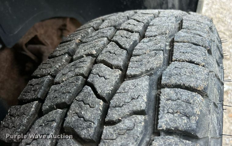 image for item ET3071 2005 Chevrolet Silverado 3500 flatbed pickup truck