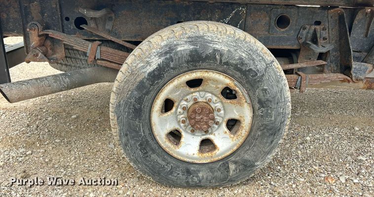 image for item ET3071 2005 Chevrolet Silverado 3500 flatbed pickup truck