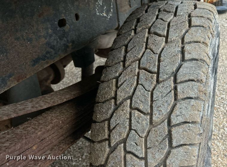 image for item ET3071 2005 Chevrolet Silverado 3500 flatbed pickup truck