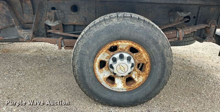 image for item ET3071 2005 Chevrolet Silverado 3500 flatbed pickup truck