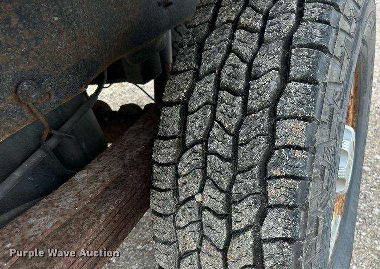 image for item ET3071 2005 Chevrolet Silverado 3500 flatbed pickup truck