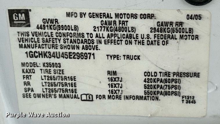 image for item ET3071 2005 Chevrolet Silverado 3500 flatbed pickup truck