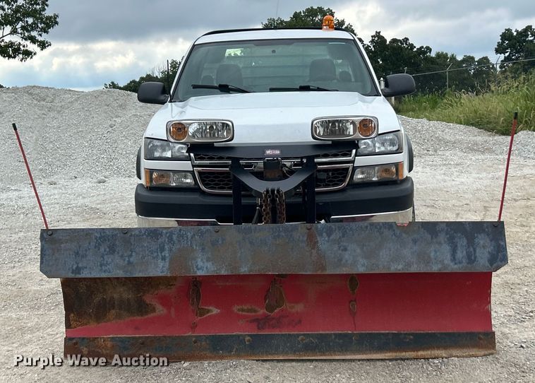 image for item ET3073 2005 Chevrolet Silverado 3500 flatbed pickup truck