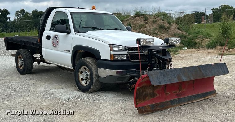image for item ET3073 2005 Chevrolet Silverado 3500 flatbed pickup truck