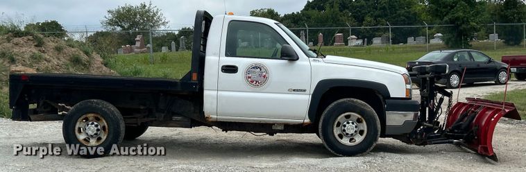 image for item ET3073 2005 Chevrolet Silverado 3500 flatbed pickup truck