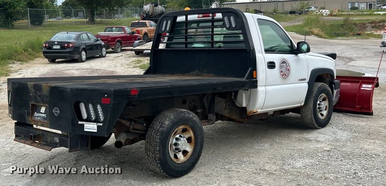 image for item ET3073 2005 Chevrolet Silverado 3500 flatbed pickup truck