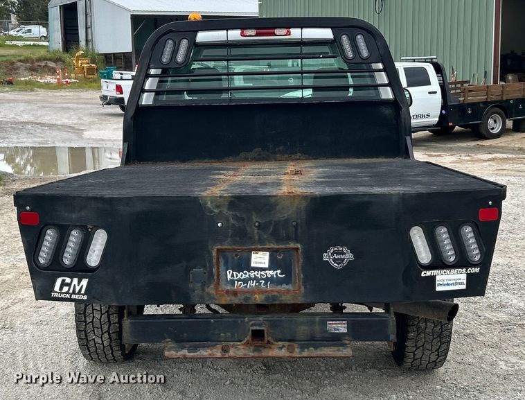 image for item ET3073 2005 Chevrolet Silverado 3500 flatbed pickup truck