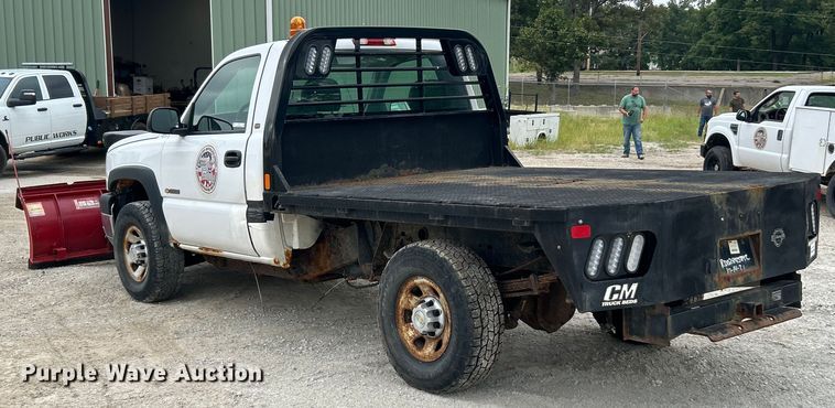 image for item ET3073 2005 Chevrolet Silverado 3500 flatbed pickup truck