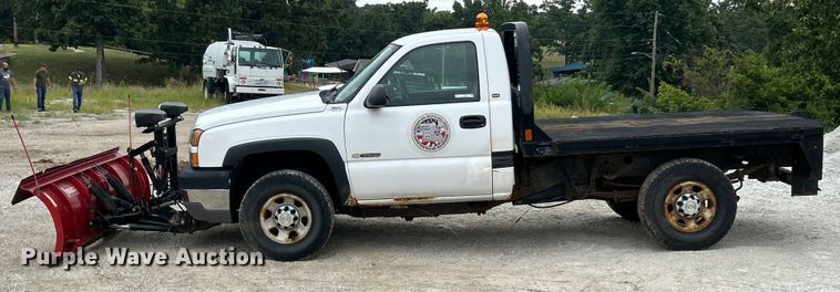image for item ET3073 2005 Chevrolet Silverado 3500 flatbed pickup truck