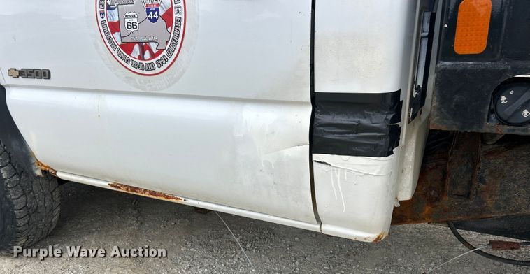 image for item ET3073 2005 Chevrolet Silverado 3500 flatbed pickup truck