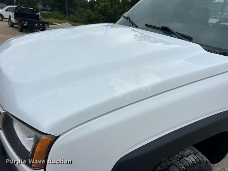 image for item ET3073 2005 Chevrolet Silverado 3500 flatbed pickup truck