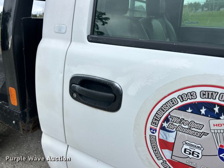 image for item ET3073 2005 Chevrolet Silverado 3500 flatbed pickup truck