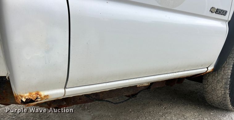 image for item ET3073 2005 Chevrolet Silverado 3500 flatbed pickup truck