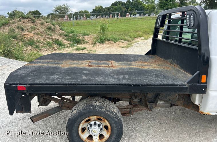 image for item ET3073 2005 Chevrolet Silverado 3500 flatbed pickup truck