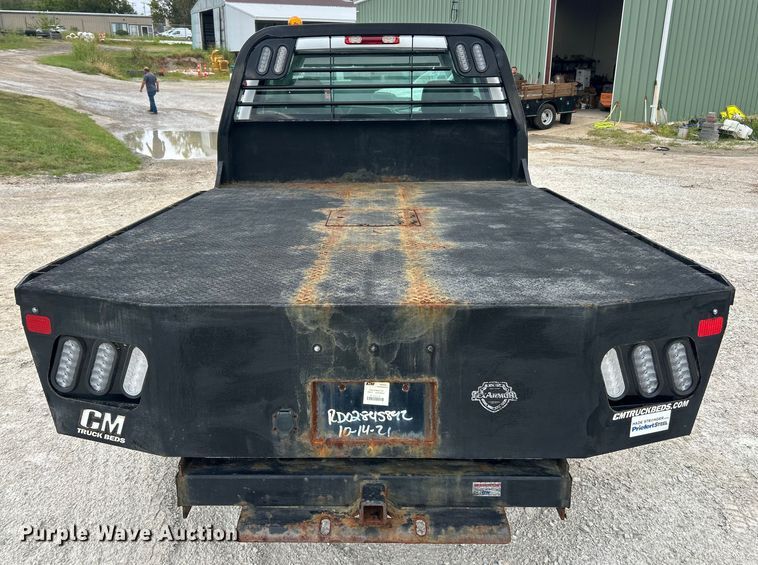 image for item ET3073 2005 Chevrolet Silverado 3500 flatbed pickup truck