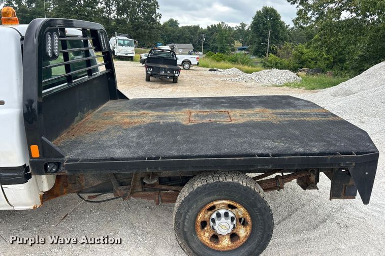 image for item ET3073 2005 Chevrolet Silverado 3500 flatbed pickup truck