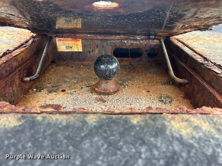 image for item ET3073 2005 Chevrolet Silverado 3500 flatbed pickup truck