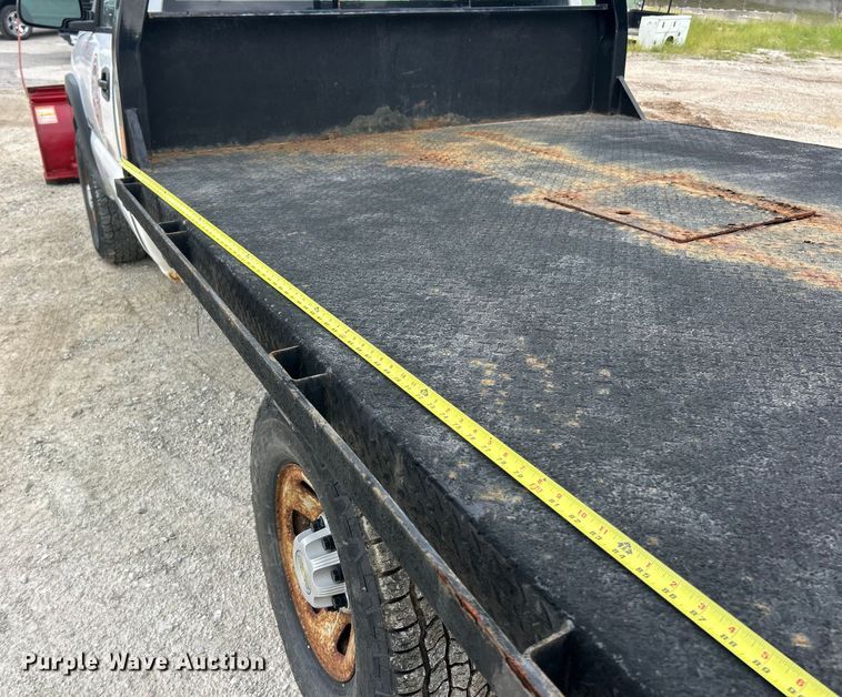 image for item ET3073 2005 Chevrolet Silverado 3500 flatbed pickup truck