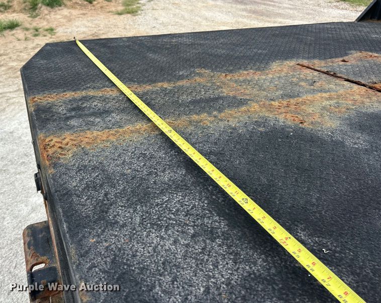 image for item ET3073 2005 Chevrolet Silverado 3500 flatbed pickup truck