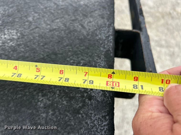 image for item ET3073 2005 Chevrolet Silverado 3500 flatbed pickup truck