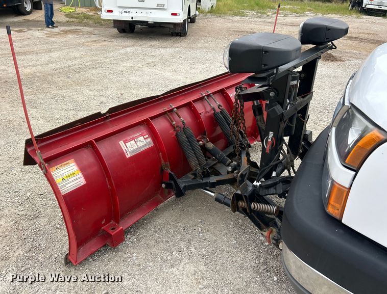 image for item ET3073 2005 Chevrolet Silverado 3500 flatbed pickup truck