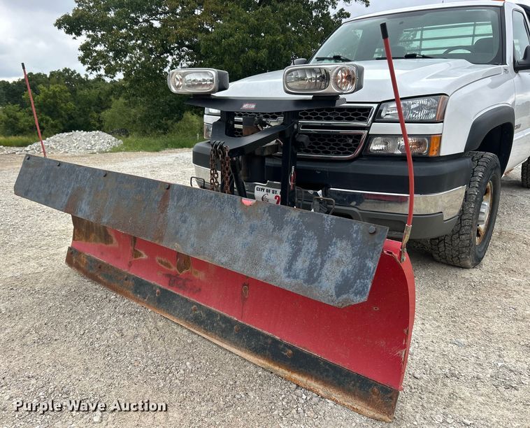 image for item ET3073 2005 Chevrolet Silverado 3500 flatbed pickup truck