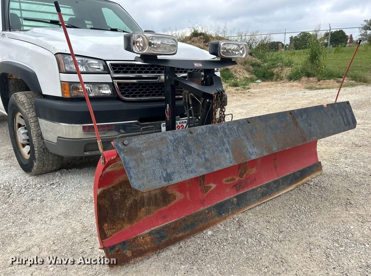 image for item ET3073 2005 Chevrolet Silverado 3500 flatbed pickup truck