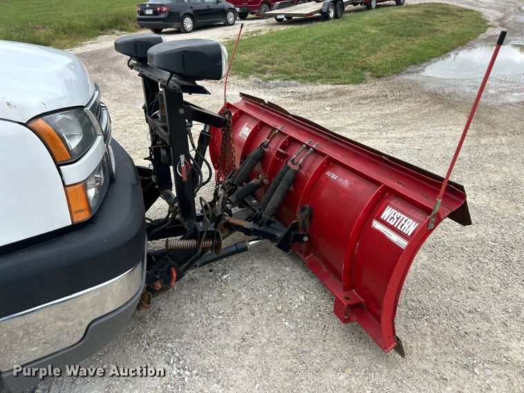 image for item ET3073 2005 Chevrolet Silverado 3500 flatbed pickup truck