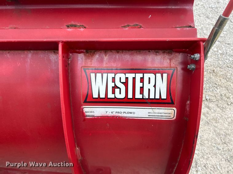 image for item ET3073 2005 Chevrolet Silverado 3500 flatbed pickup truck