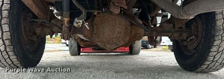 image for item ET3073 2005 Chevrolet Silverado 3500 flatbed pickup truck