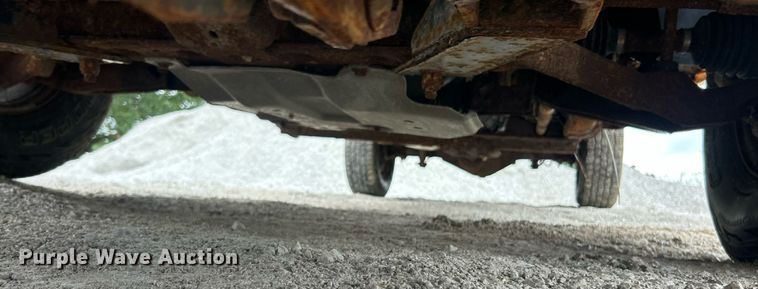 image for item ET3073 2005 Chevrolet Silverado 3500 flatbed pickup truck