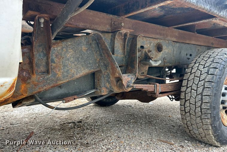 image for item ET3073 2005 Chevrolet Silverado 3500 flatbed pickup truck