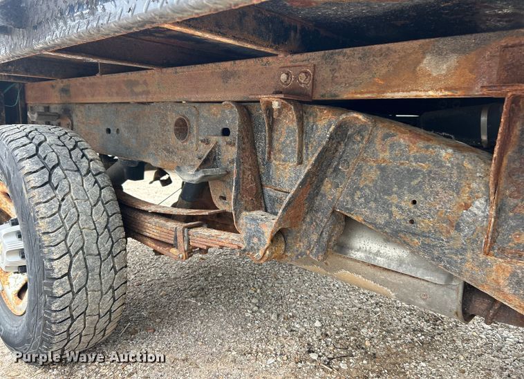 image for item ET3073 2005 Chevrolet Silverado 3500 flatbed pickup truck