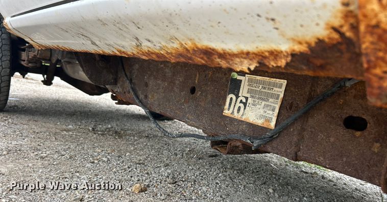 image for item ET3073 2005 Chevrolet Silverado 3500 flatbed pickup truck