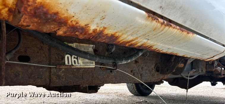 image for item ET3073 2005 Chevrolet Silverado 3500 flatbed pickup truck