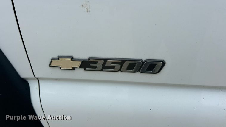 image for item ET3073 2005 Chevrolet Silverado 3500 flatbed pickup truck